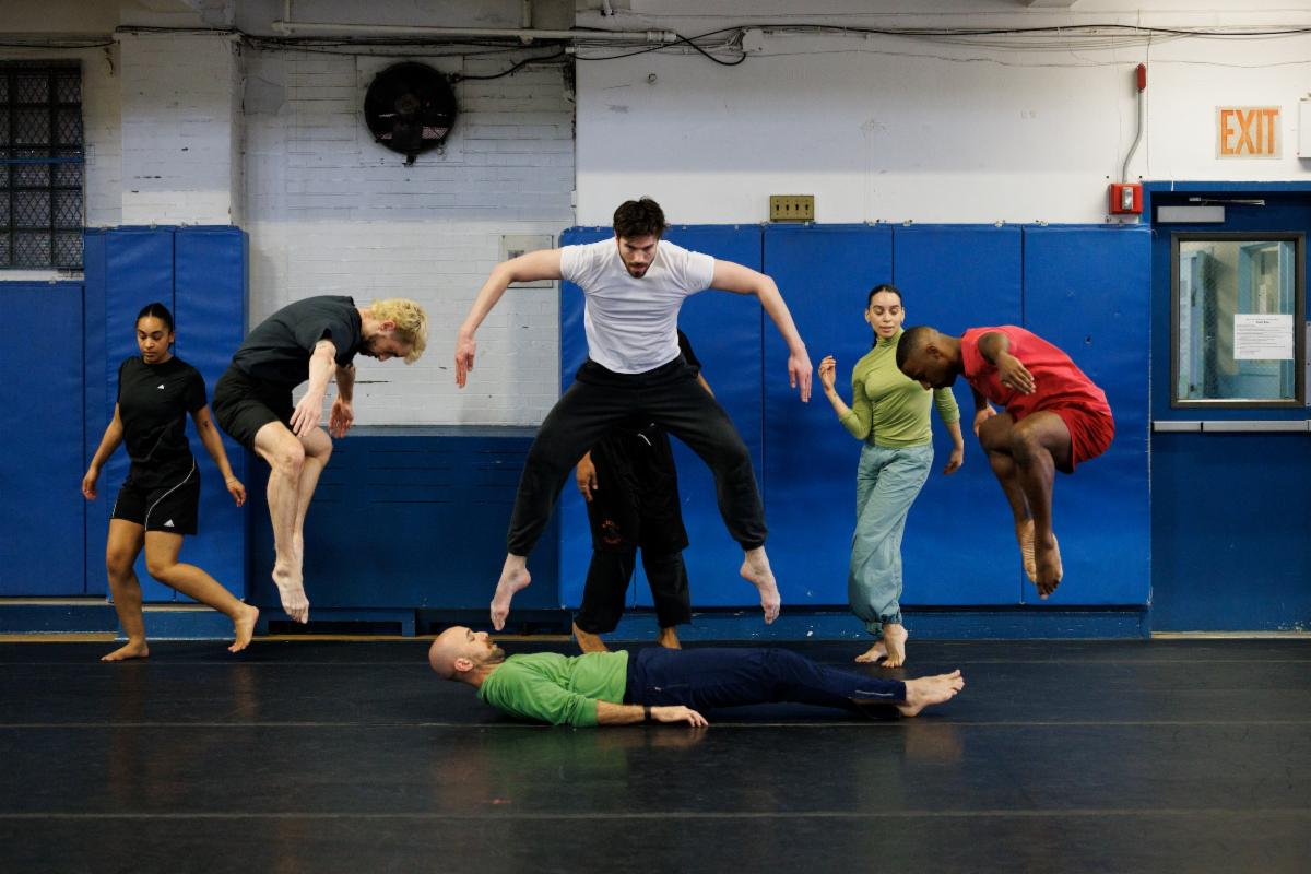 A group of people dancing in a dance studio

Description automatically generated