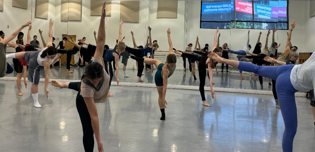 A group of people in a dance studio

Description automatically generated