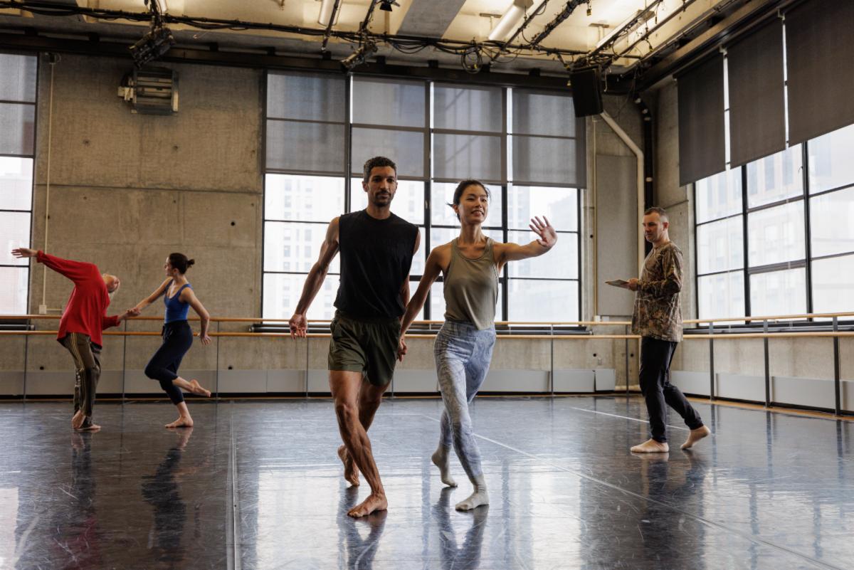 A group of people dancing in a dance studio

Description automatically generated