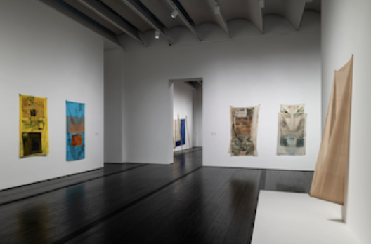 A room with art on the wall

Description automatically generated